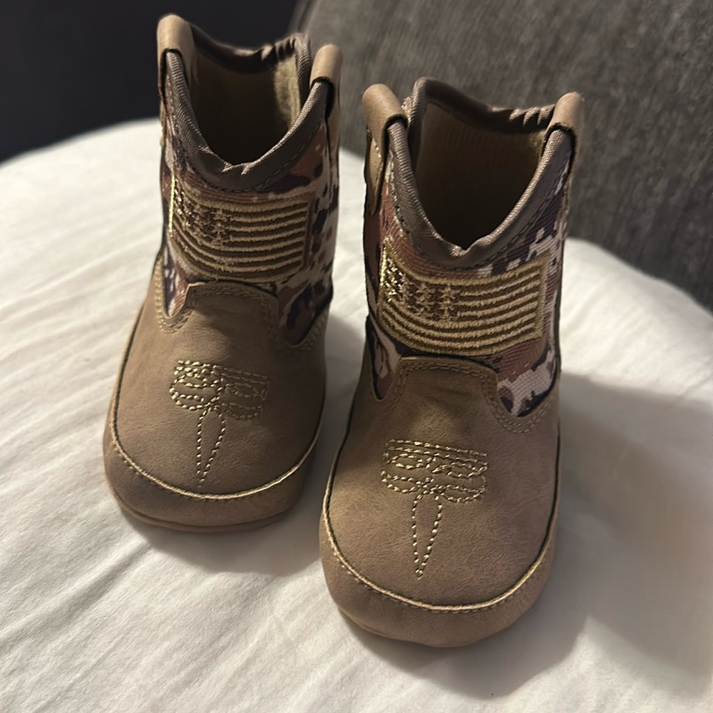 NWOT Ariat baby boots
